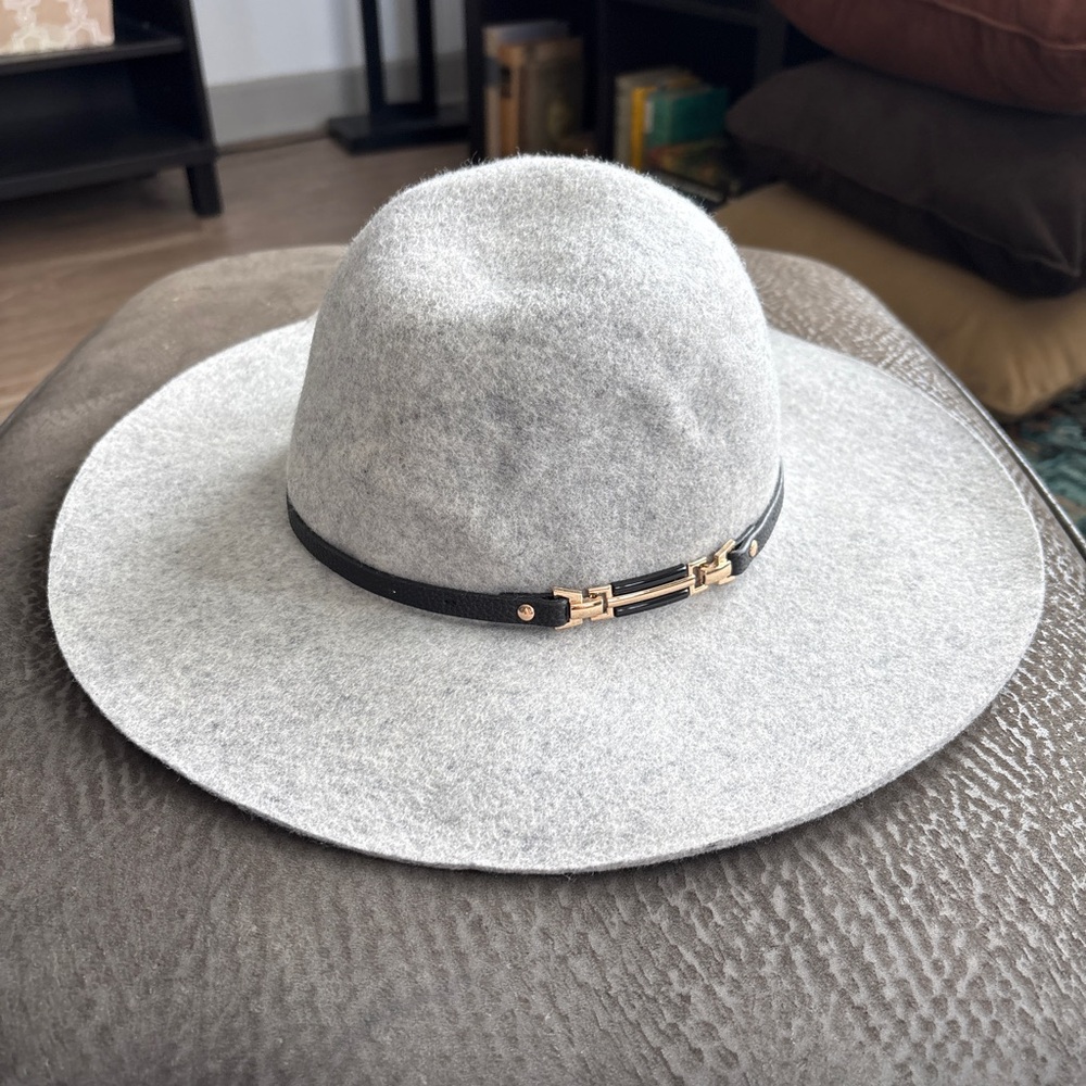 House of Harlow 1960 100% Wool Gray Hat with Black and‎ Gold Accent